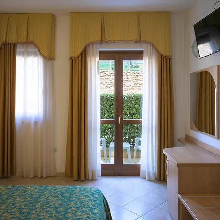 Piccolo Paradiso 4* Тосколано-Мадерно